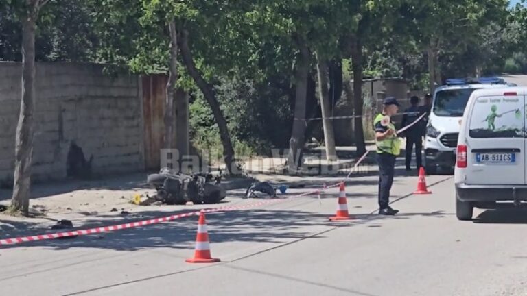 Aksident tragjik në hyrje të Vlorës, 2 të rinj humbin kontrollin e Piaggo-s dhe përplasen me shtyllën elektrike. 1 i vdekur dhe një tjetër në gjendje kritike