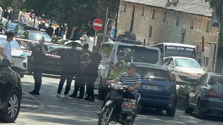 Plagosje edhe në Sarandë! Sherr mes të rinjve, dhunë dhe përplasje makinash