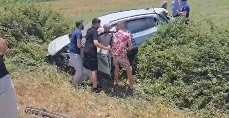 Aksident në autostradën Vlorë-Levan, plagosen shoferi dhe dy turistë