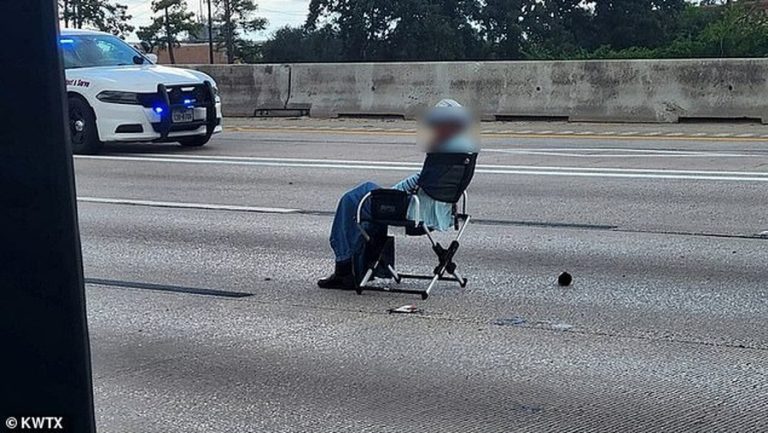 Gruaja e armatosur ulet me karrige në mes të autostradës, kaos në qytetin amerikan