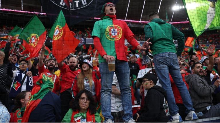Tifozi bie nga tribuna e stadiumit gjatë ndeshjes Portugali-Spanjë dhe ndërron jetë