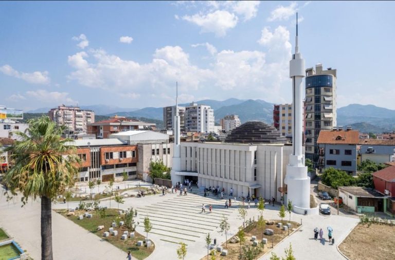 Kryetari i PSD Elbasan Erion Murataj uron besimtaret per Kurban Bajram!