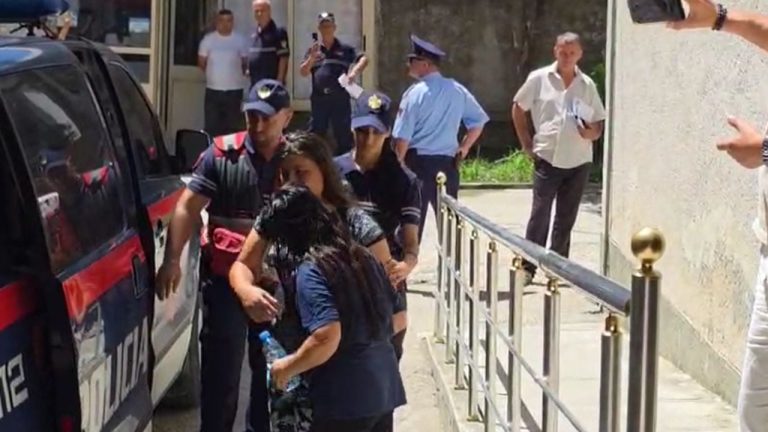 Vrasja makabre e 55-vjeçarit nga e bija dhe i dashuri i saj, lihen në burg autorët e dyshuar