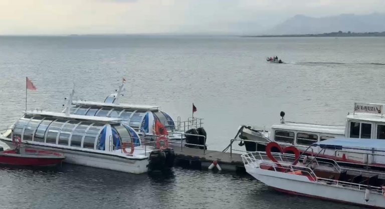 Dha jetën për të shpëtuar dy turistë në Shkodër, vijojnë kërkimet për gjetjen e trupit të kapitenit të anijes