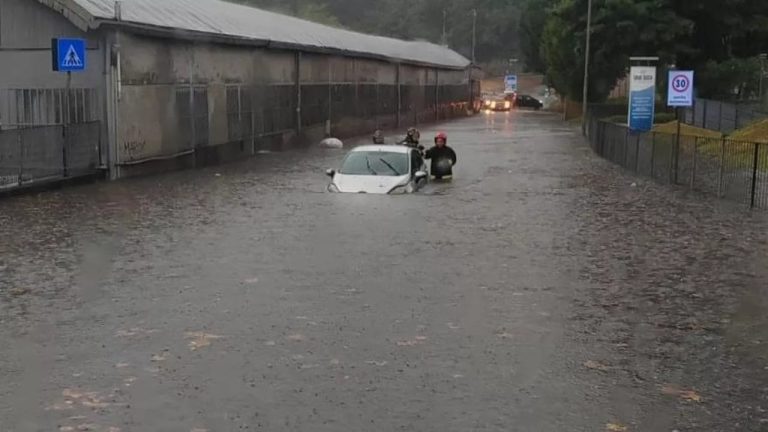 Pas vapës ekstreme nisin përmbytjet/ Veriu i Italisë nën ujë, shtyhen 13 fluturime në Lombardi