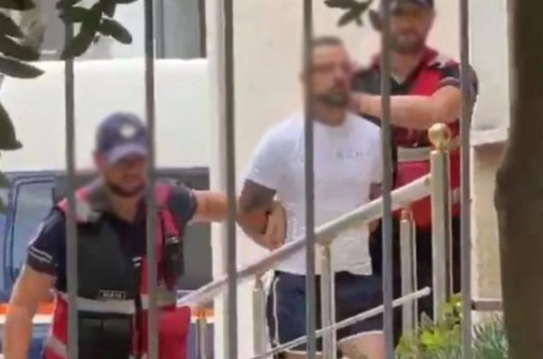 “Shqiponjat” e arrestuan dje në Sarandë, kush është Ervis Cukali?! Policia e kërkonte prej dy vitesh për planifikim vrasje, ai “bridhte” plazheve të jugut