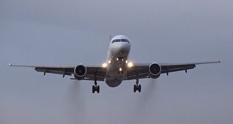 SHBA/ 23-vjeçari shqiptar sherr me stjuardesën në avion, tenton të hapë derën gjatë fluturimit, pilotët bëjnë ulje emergjente (EMRI)