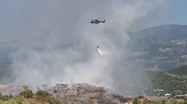 Strukturat e Elbasanit dështuan ta menaxhonin zjarrin në landfill. Dërgohet helikopteri i ministrisë për ndërhyrje