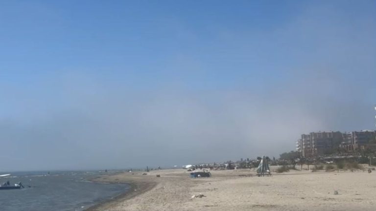 Mjegulla ‘pushton’ bregdetin e Vlorës, pamje nga fenomeni i rrallë në kulmin e vapës