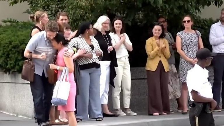 Me urdhër të Rubios, pushohen nga puna 1300 punonjës në DASH, mes tyre Yuri Kim! Ish-ambasadorja në protestë, përqafim mes lotësh me kolegët