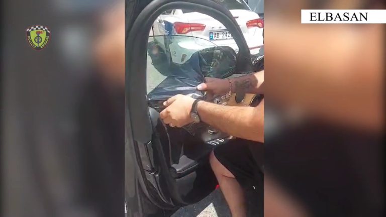 Policia e Elbasanit kontrolle të rrepta shoferëve! Gjoba për xhamat dhe shkeljet e tjera