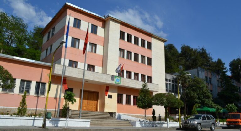 Ultimatumi i Ramës/ Japin dorëheqjen drejtuesit e njësive administrative të Librazhdit