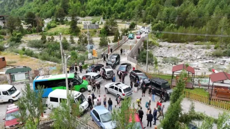 Dita e tretë e aksionit në Theth, pas përplasjeve me policinë, banorët hapin rrugën për në fshat