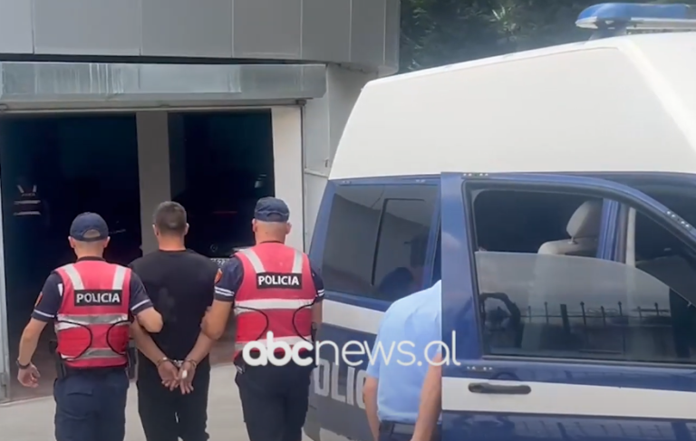 Me pranga në duar, mbërrin në gjykatë Ilirjan Selmani. Akuzohet për vrasjen e 52-vjeçares