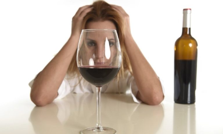 Gratë janë më të prirura ndaj pirjes së tepërt të alkoolit kur kanë nivele të larta të estrogjenit