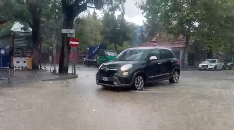 Me 20 min shi vere, përmbytet Elbasani…(Video)