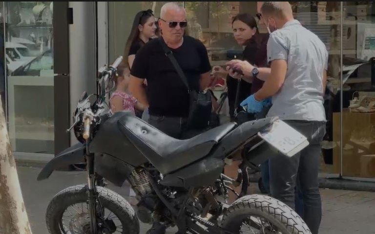 Panik në Shkodër! Një person i armatosur futet me skafandër në argjendari! Refuzon të identifikohet, largohet me vrap dhe ‘harron’ motorin