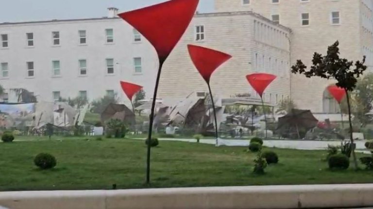 Çmendet” moti! Stuhi e fortë shiu në kryeqytet, era merr para karrige e tavolina