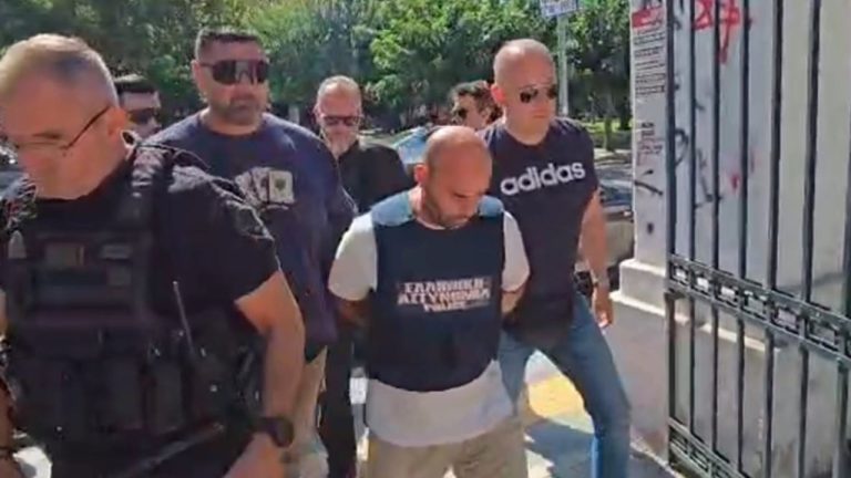 Me kokën ulur dhe heshtje përpara gazetarëve, 40-vjeçari shqiptar që vrau gruan përpara syve të 4 fëmijëve mbërrin në gjykatë