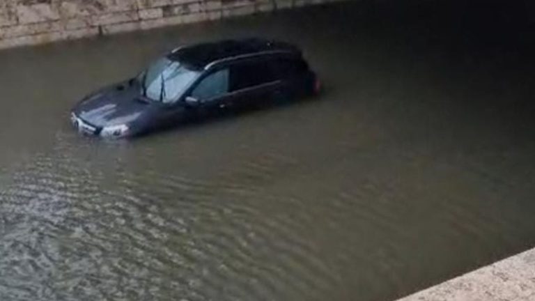 Përmbytet Durrësi, makinat mbesin të bllokuara në nënkalimin pranë portit