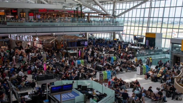 Kaos në aeroportet kryesore europiane, sulmet kibernetike vonojnë dhe anulojnë dhjetëra fluturime