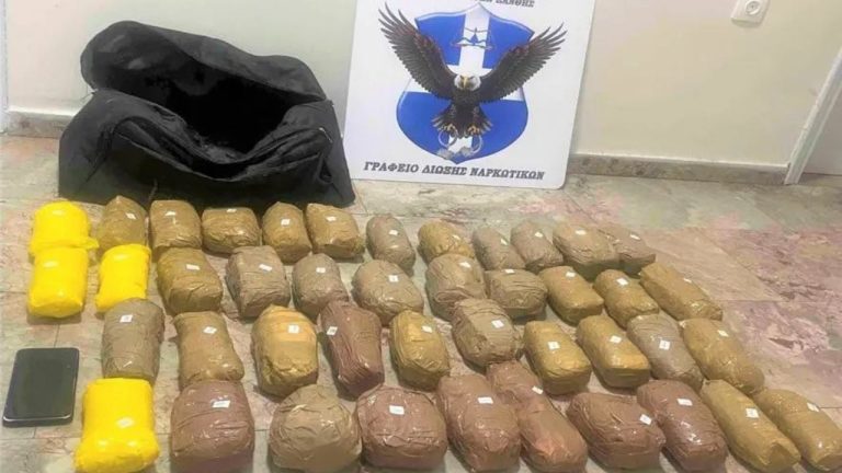 Po transportonte 21.5 kg heroinë në kufirin greko-shqiptar, arrestohet 50-vjeçari shqiptar pranë Kapshticës