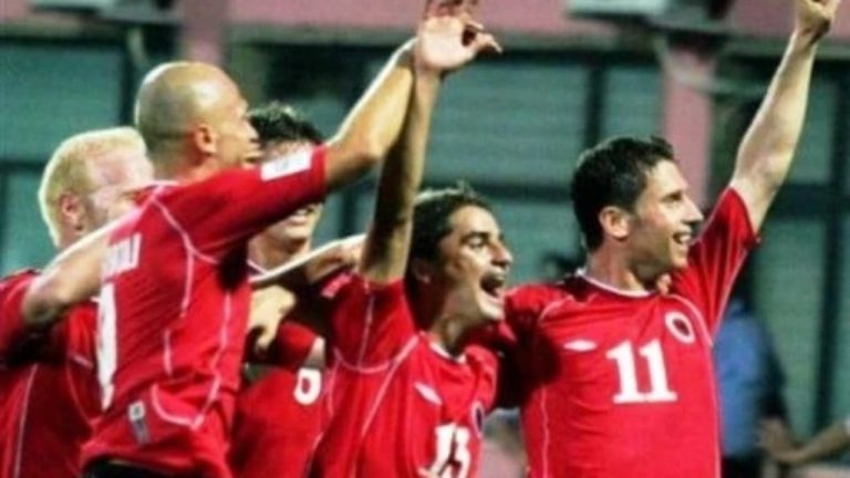 Mundën Greqinë 21 vite më parë, ku janë sot heronjtë kuqezi që bënë histori me kampionët e Europës