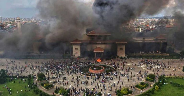 Trazirat mes protestave, mbi 7,500 të burgosur arratisen nga burgjet në Nepal