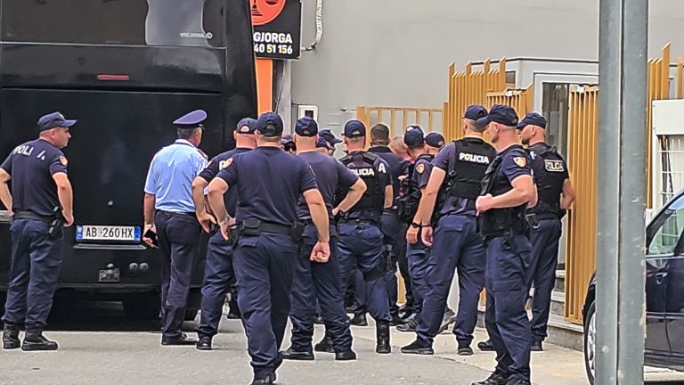 Mbërrijnë në gjykatën e Elbasanit 30 të arrestuarit