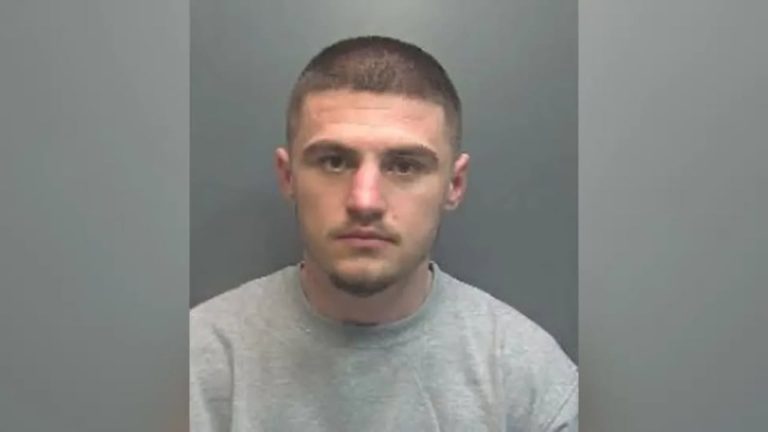 Angli/ Udhëtonte me makinë me shpejtësi marramendëse dhe përplasi për vdekje motoristin, 10 vite burg shqiptarit