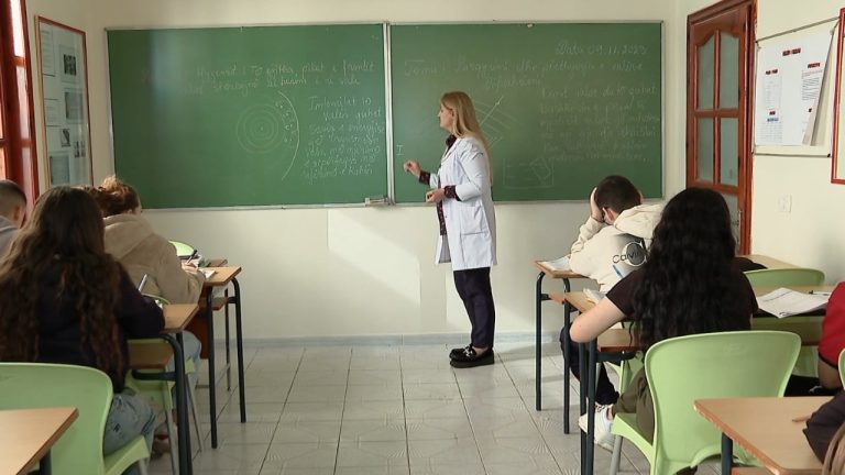 Kod i ri etik për mësuesit/ Që nga veshja deri te rrjetet sociale, ndryshojnë rregullat në arsim