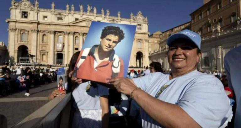 ‘Influenceri i Zotit’ shpallet shenjt, dokumentoi “mrekullitë” në faqe interneti