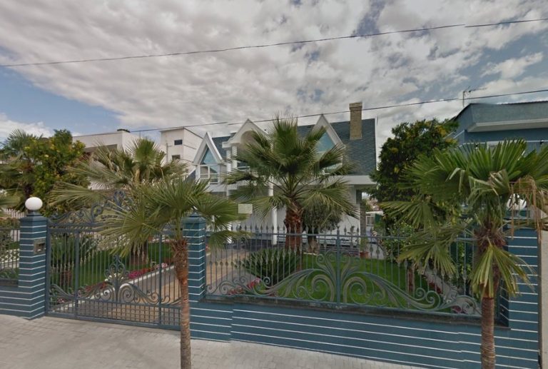 Kjo është vila dykatëshe me palma e Xhelal Mziut, sot i vendosën tritol! E deklaruar me vlerë 57 milionë lekë të vjetra