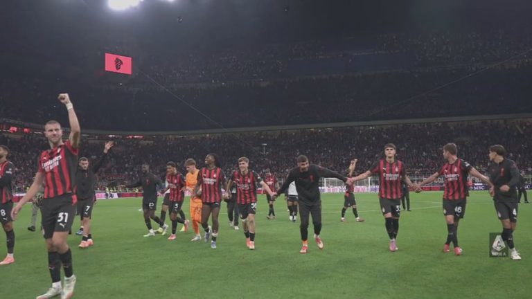 Me 10 lojtarë në fushë, Milani fiton me Napolin dhe merr kreun e Serie A