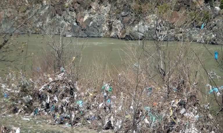 “Elbasani, qyteti më i goditur nga ndotja”, eksperti i mjedisit: Lumi Shkumbin po shkon drejt vdekjes! Rrezikohet shëndeti i njerëzve