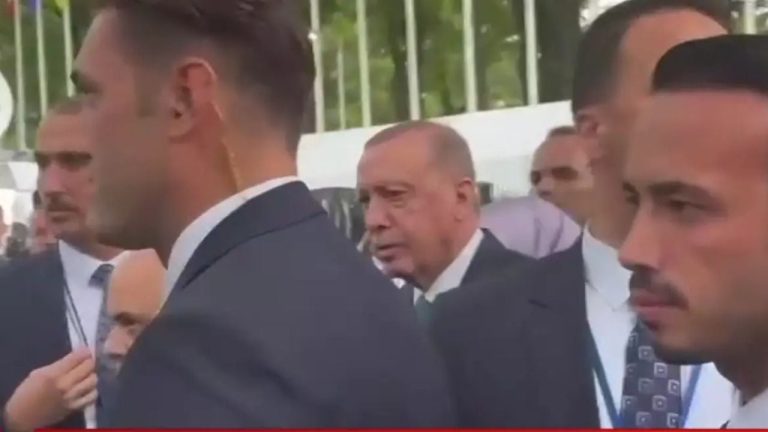 Eskorta e Trump “kap viktimën e dytë”, pas Macron edhe Erdogan u detyrua të priste për të kaluar presidenti amerikan