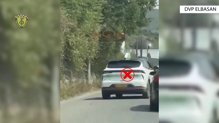 Budallenj apo shoferë të paaftë? Kalojnë semaforin me të kuqe në rrugë një kalimshe! Policia i gjen
