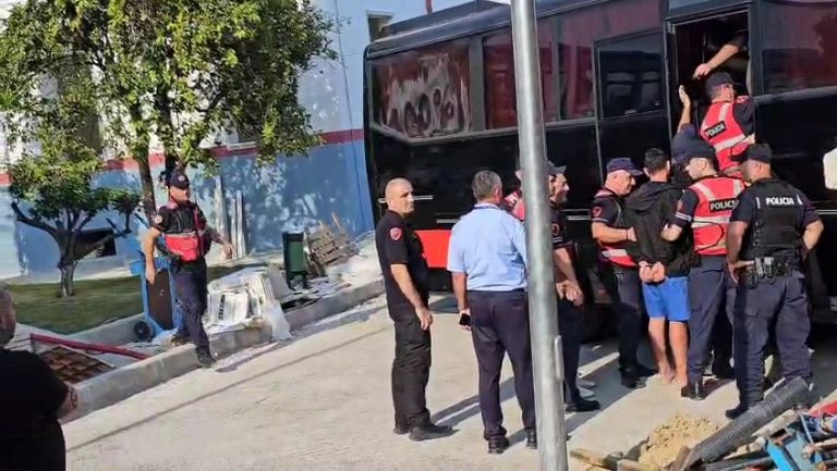 (Video) U arrestuan në mëngjes në Elbasan! Nisen drejtë Tiranës 30 persona