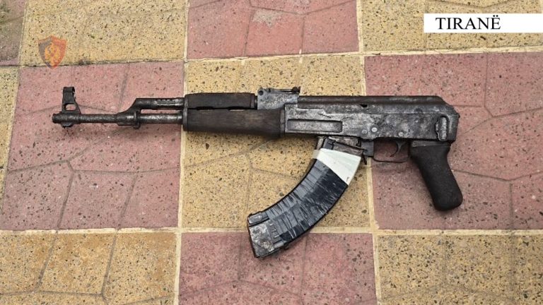 Parandalohet krimi brenda familjes në Tiranë/ Kryefamiljari dhunonte gruan dhe vajzën e vogël, mbante kallashnikov
