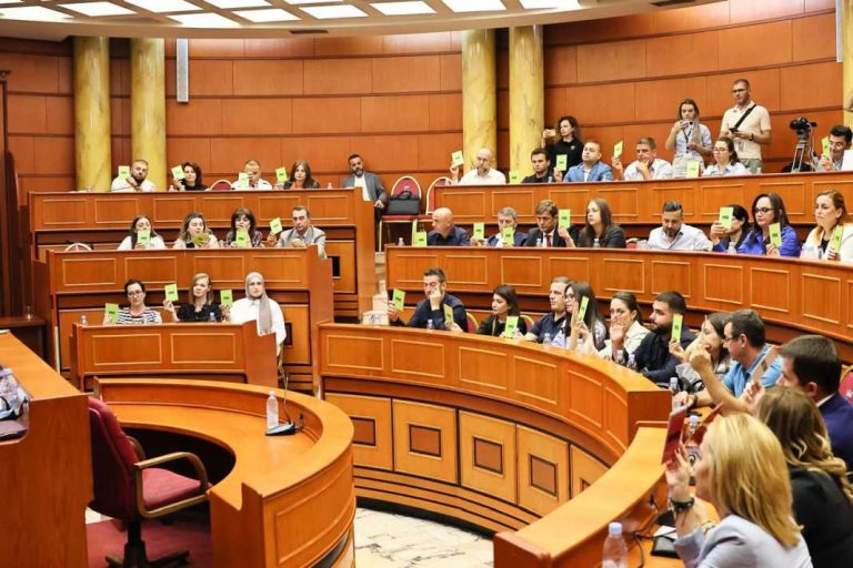 Këshilli Bashkiak i Tiranës shkarkon zyrtarisht kryebashkiakun Erion Veliaj