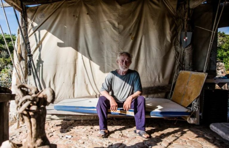 Burri që kaloi 33 vite vetëm në një ishull sepse nuk donte të fliste me askënd