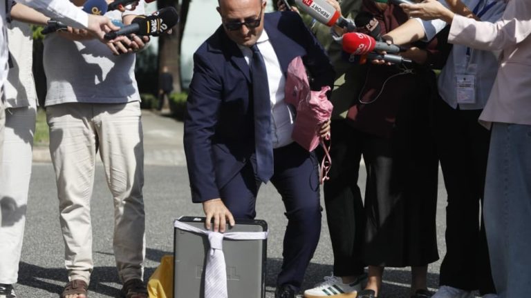 Ironia e deputetit të PD, sjell burrin e “Diellës” në Kuvend: Do i kërkojmë dorën Ramës