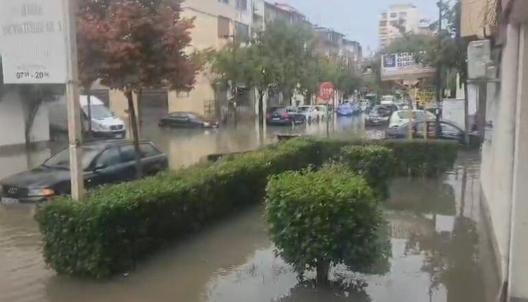 43-vjeçari humbi jetën pas kontaktit me rrymën/ Zbardhet dinamika, viktima u mbajt në shtyllën e ndriçimit kur po kalonte rrugën e përmbytur