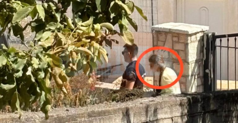 “Për ta groposur trupin më ndihmoi një shqiptar”, rrëfehet grekja që varrosi nënën në oborrin e shtëpisë. Policia në kërkim të ‘Jannisit’