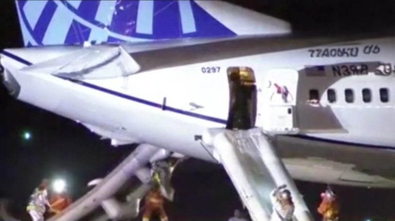 Aeroplani i United Airlines bën ulje emergjente pas alarmit për zjarr, dy të plagosur