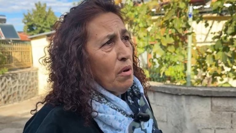 Zjarri tragjik në Maliq që i mori jetën nënës dhe djalit 14-vjeçar, fqinja zbulon detaje: Vajza u hodh nga dritarja, u dogj sfungjeri dhe shkaktoi tym