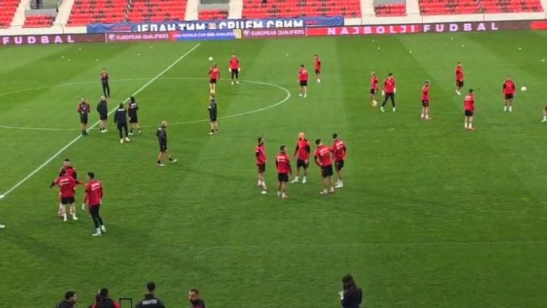 Serbi-Shqipëri/ Kuqezinjtë zbarkojnë në Nish, “zhduket” flamuri shqiptar. Sylvinho: Nuk jam i përhershëm. Tekniku serb: O Zot, ndale…