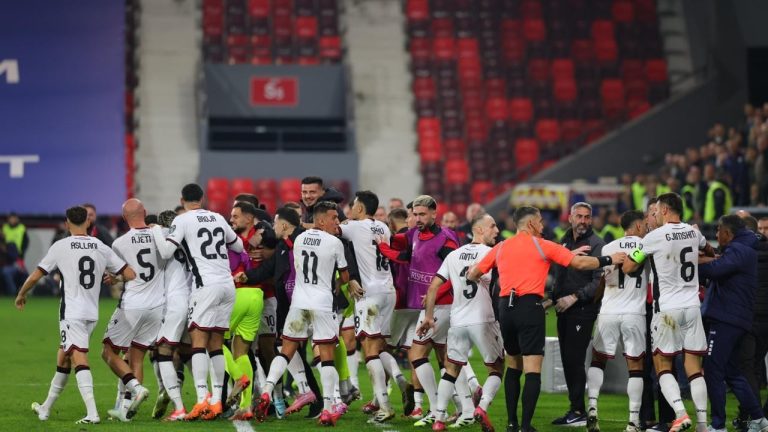 Shqiponjat fluturojnë në Serbi, fitore historike e kuqezinjve. Manaj “hakmerret”, mbajmë gjallë ëndrrën për në Botëror