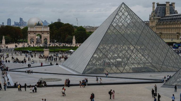 Grabitje në Muzeun e Luvrit/ Vidhen bizhuteri të rralla nga koleksioni i Napoleonit