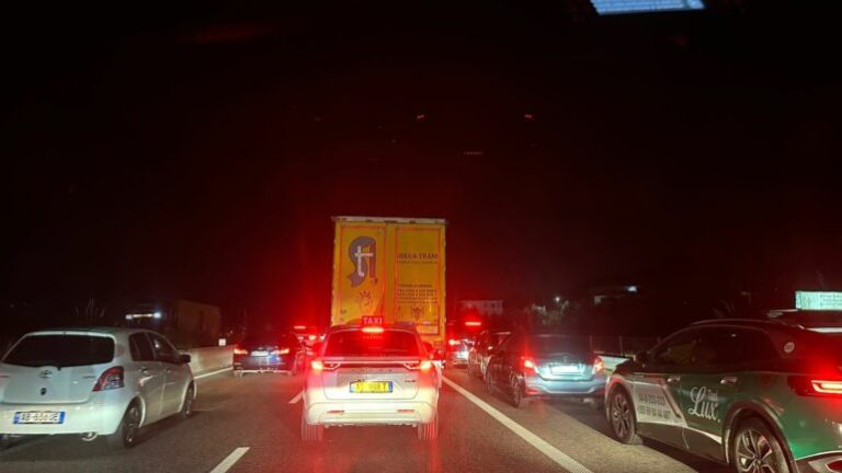 Mbyllja e autostradës Vorë–Durrës shkakton trafik edhe në aksin Tiranë–Elbasan, regjistrohen radhë kilometrike automjetesh